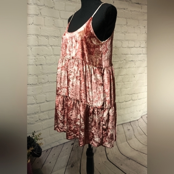 Slvls Velvet Silhouette Tapered mini Shift dress Golden byChaser - Picture 9 of 13